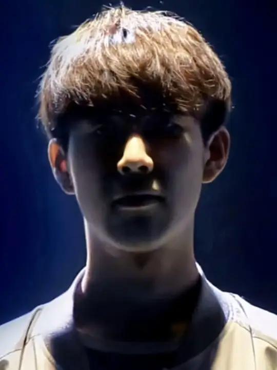 战斗歌曲开始了！单王被狼X战神Jax锁定。团队战是1对3。双方进入最后一轮