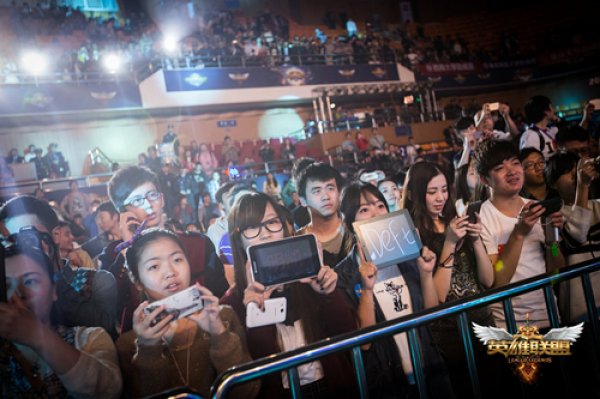 RNG赛后胜者群访：妮蔻是目前很强势的中单，队伍尚未找到解法